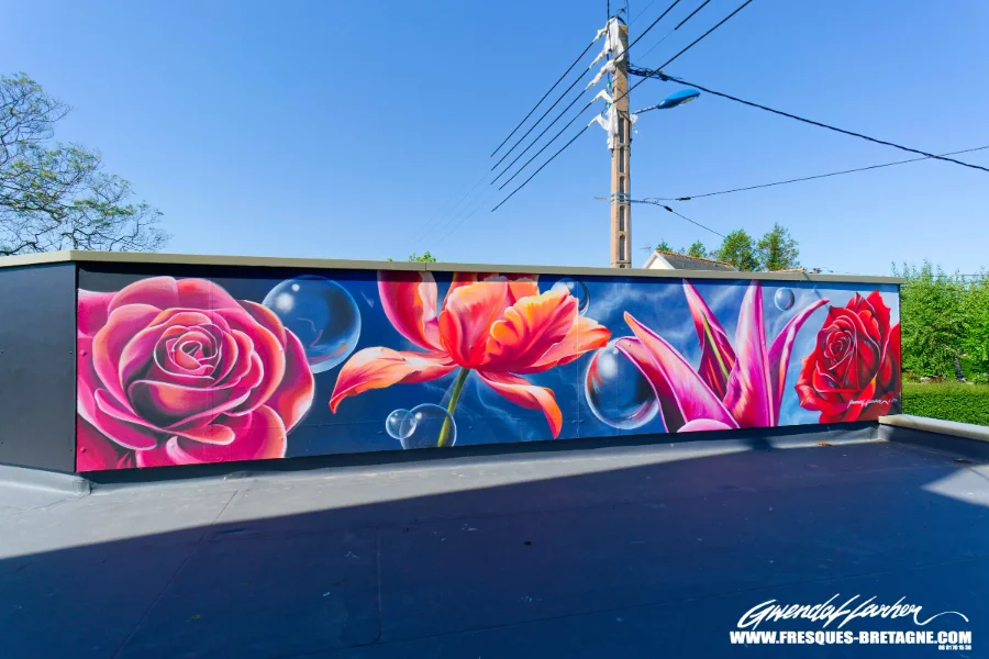 Fresque graffiti florale décorant une devanture de commerce entre Lannion et Plestin-les-Grèves — Gwendal Larher